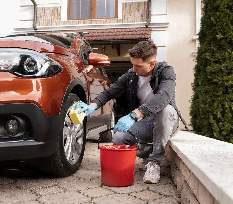 Lavage auto à domicile Charchigné : professionnel intervenant sur un véhicule